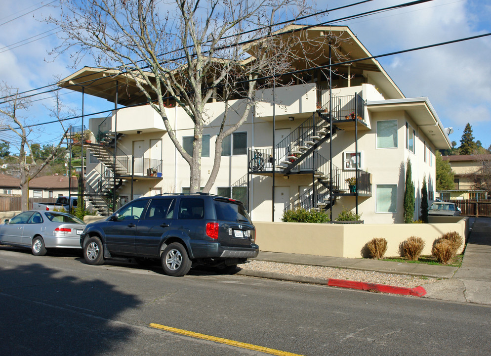 210 Mission Ave in San Rafael, CA - Building Photo