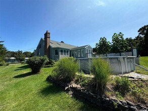 875 Henrys Ln in Peconic, NY - Building Photo - Building Photo