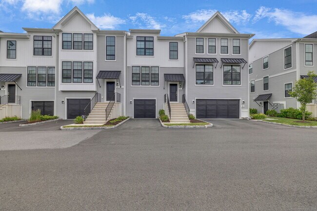 8 Brentwood Cir in Danbury, CT - Building Photo - Building Photo