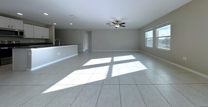 1434 Tahitian Sunrise Dr in Plant City, FL - Foto de edificio - Building Photo