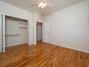 2054 W Chase Ave in Chicago, IL - Building Photo - Interior Photo