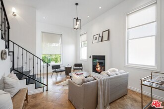 715 N Kilkea Dr in Los Angeles, CA - Building Photo - Building Photo