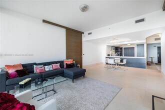 1331 Brickell Bay Dr, Unit 1703 in Miami, FL - Foto de edificio - Building Photo