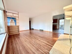 402 Beverly Hills St in Waterloo, IA - Building Photo - Building Photo