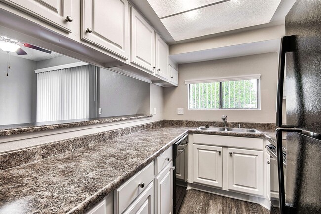 Oak Tree Court Apartment Homes in Placentia, CA - Foto de edificio - Building Photo