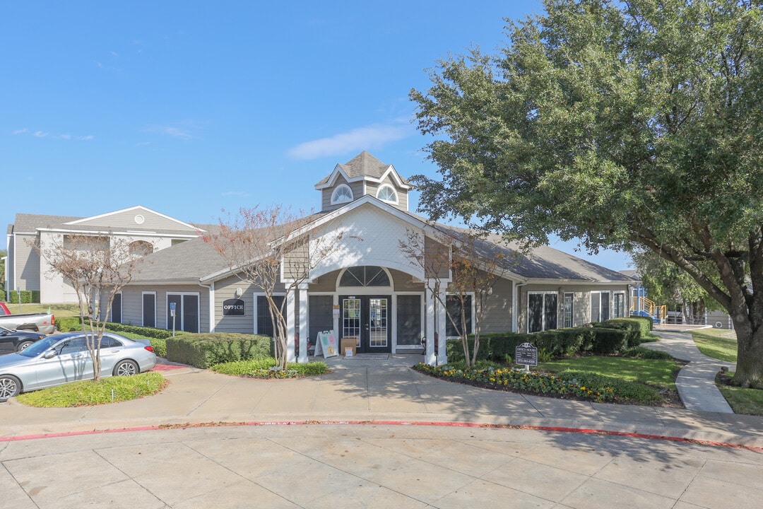 Woodglen Park I & II in Dallas, TX - Building Photo