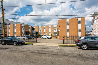 135 Bloomfield Ave in Paterson, NJ - Building Photo - Building Photo