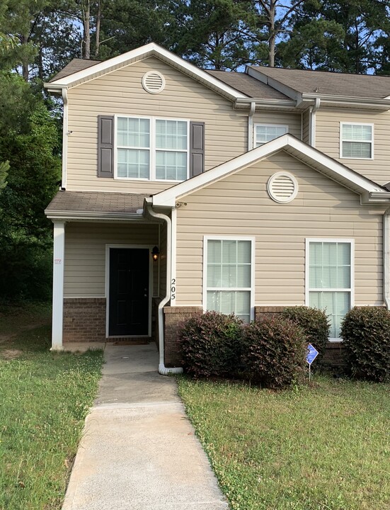 205 Shenandoah Dr in Riverdale, GA - Building Photo