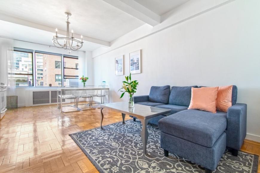 30 E 37th St in New York, NY - Building Photo
