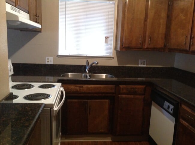 631 N Lynora St in Tulare, CA - Building Photo - Building Photo