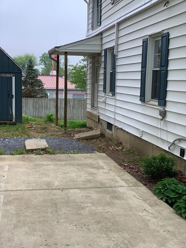 2084 Broad St in East Petersburg, PA - Building Photo - Building Photo