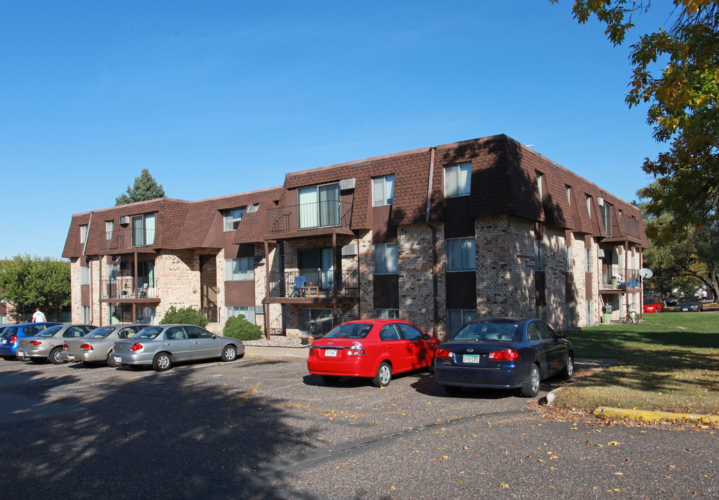 Falls Apaato Square Apartments in River Falls, WI - Foto de edificio