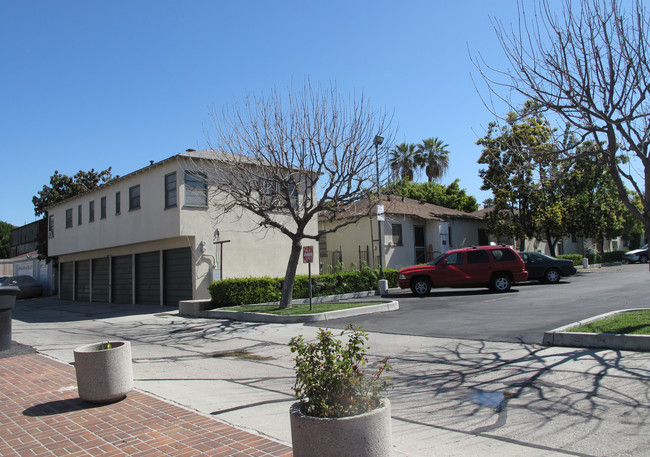 7035 Newlin Ave in Whittier, CA - Foto de edificio - Building Photo