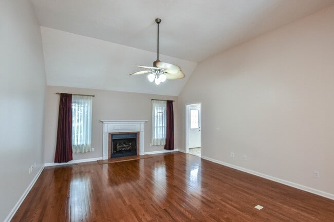 645 Fallbrook Ln in Clarksville, TN - Building Photo - Building Photo
