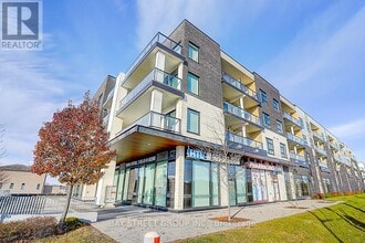 555 William Graham Dr in Aurora, ON - Building Photo - Building Photo