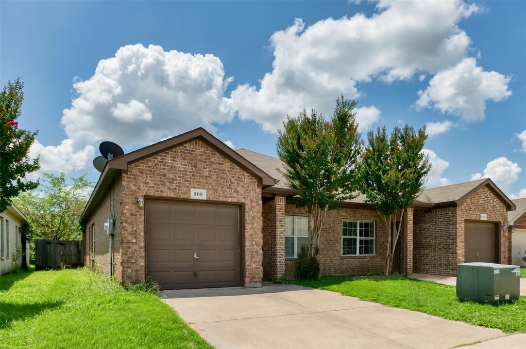 806 Bur Oak Dr, Unit 808 in Burleson, TX - Foto de edificio