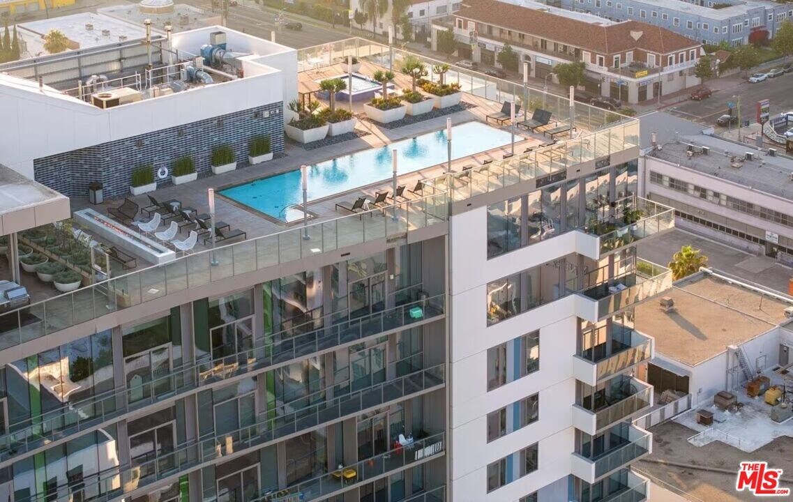 3033 Wilshire Blvd in Los Angeles, CA - Foto de edificio