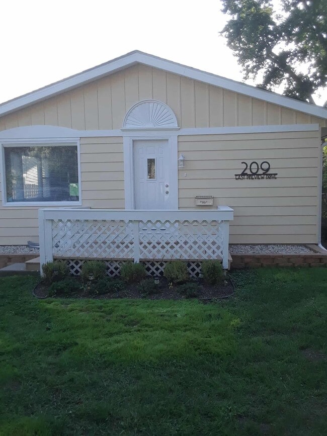 property at 209 E Pineview Dr