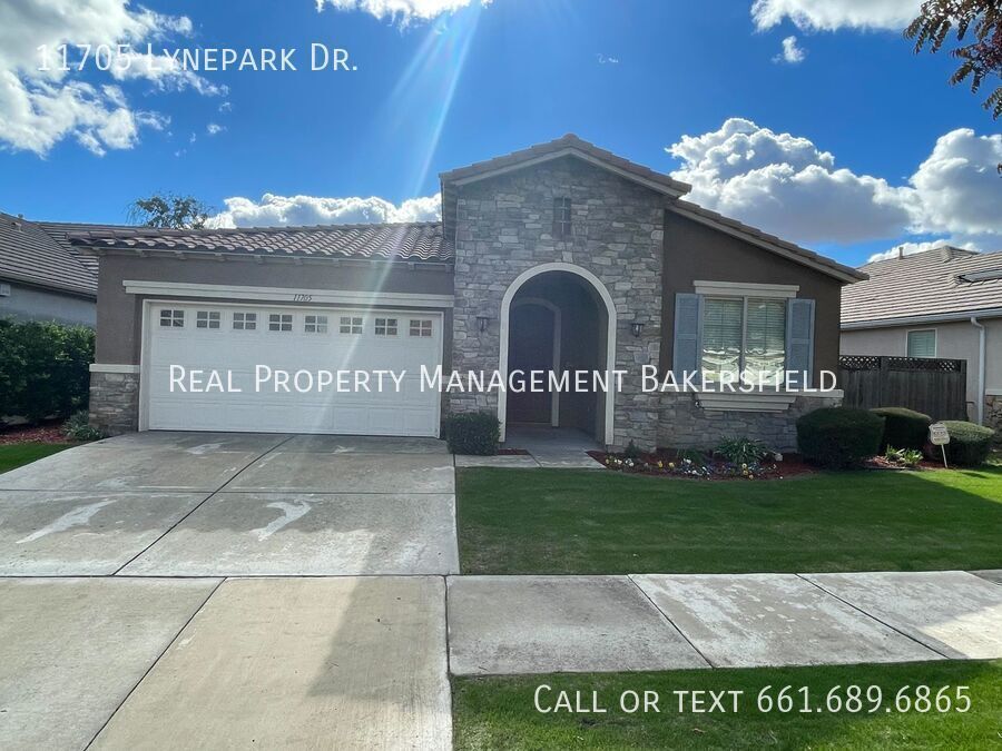 11705 Lynepark Dr in Bakersfield, CA - Building Photo