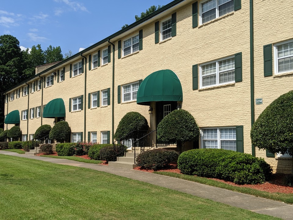 Dodson Courtyard Apartments in East Point, GA - Building Photo