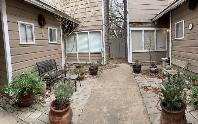 2304 Mission Hill Dr in Austin, TX - Building Photo - Building Photo