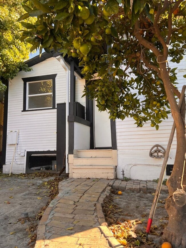 2117 E 112th St in Los Angeles, CA - Building Photo - Building Photo