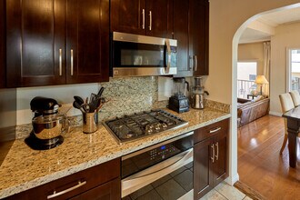 817 10th St, Unit #206 in Santa Monica, CA - Building Photo - Building Photo