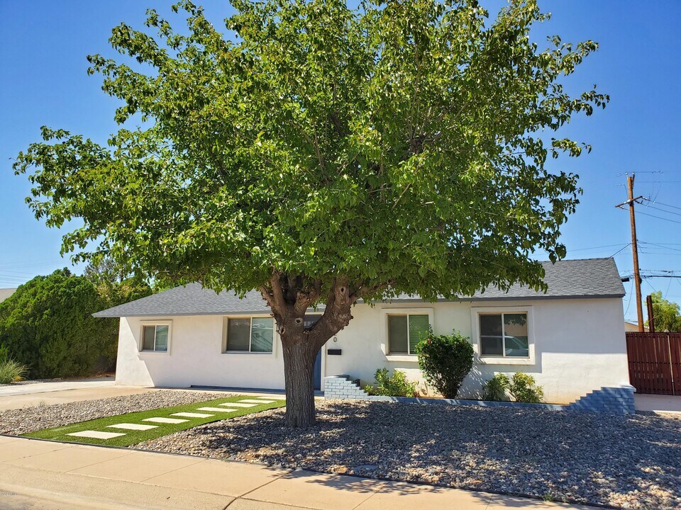8020 E Monte Vista Rd in Scottsdale, AZ - Building Photo