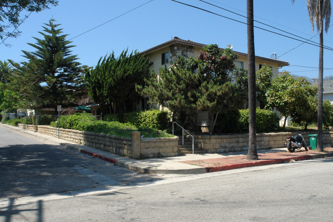 323 E Victoria St in Santa Barbara, CA - Building Photo