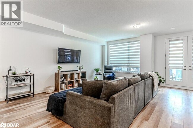 9 Red Maple Ln in Barrie, ON - Building Photo - Building Photo
