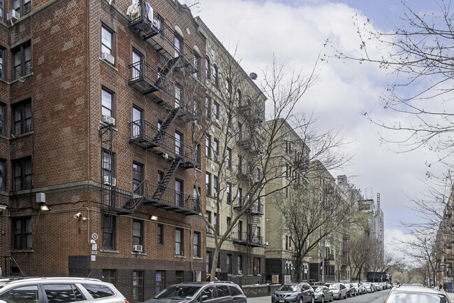 2710 Morris Ave in Bronx, NY - Foto de edificio - Building Photo