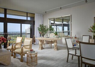 2450 Presidential Way in West Palm Beach, FL - Building Photo - Building Photo