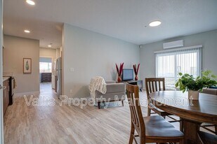 13001 S Crompton Lane in Molalla, OR - Building Photo