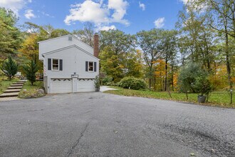 36 Carriage House Dr in Danbury, CT - Building Photo - Building Photo