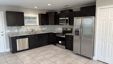 192 Julie Ln in Auburndale, FL - Foto de edificio - Building Photo