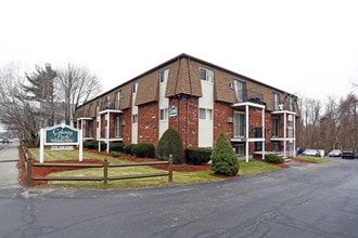 COLONY PARK APARTMENTS in Lowell, MA - Foto de edificio - Building Photo