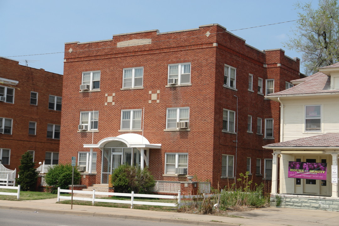 Douglas Ave Apartments in Wichita, KS - Foto de edificio