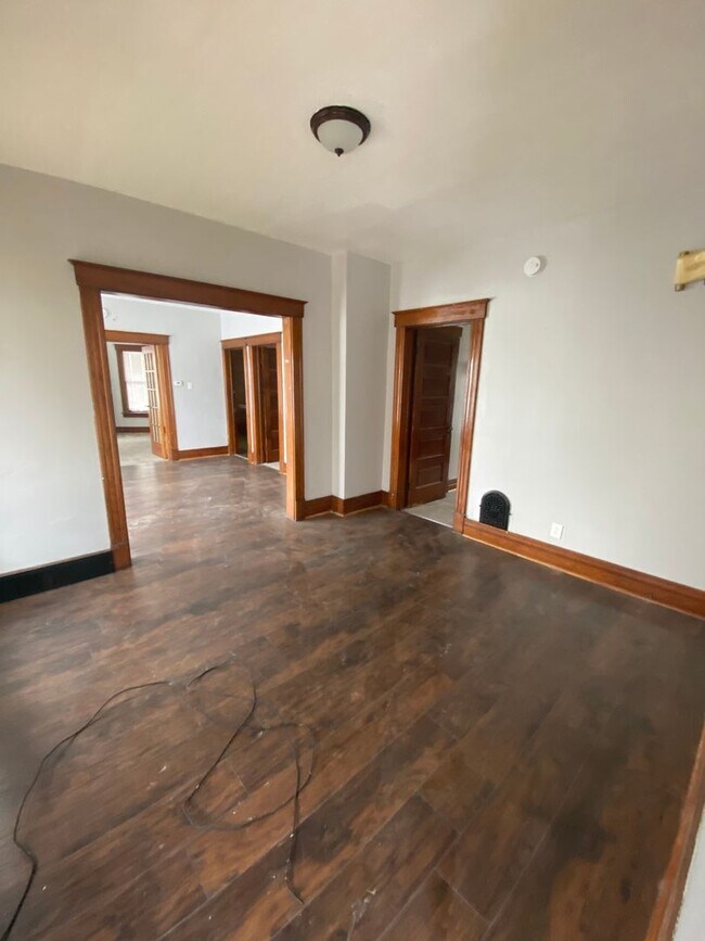 27 Lincoln Ave-Unit -27 LINCOLN AVE 2ND FLOOR in Amsterdam, NY - Building Photo - Building Photo