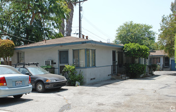 864 E Elizabeth St in Pasadena, CA - Foto de edificio - Building Photo