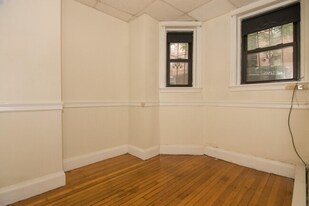 533 Newbury St, Unit B