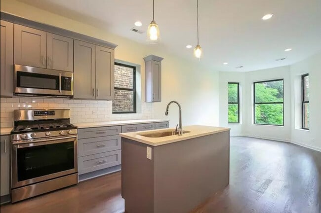 2852 W Shakespeare Ave in Chicago, IL - Building Photo - Building Photo