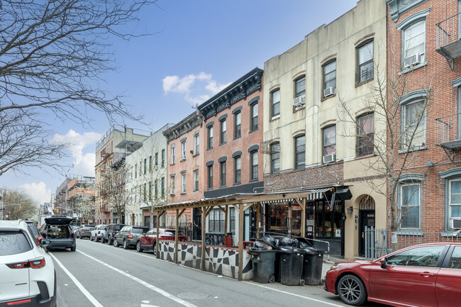 195 Meserole St in Brooklyn, NY - Building Photo - Building Photo