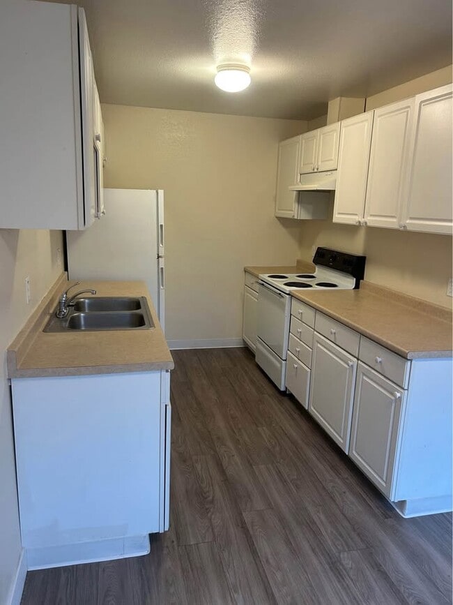 property at 2644 Woodridge Ct