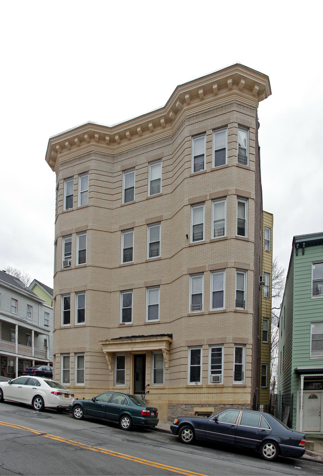 32 Ashburton Ave in Yonkers, NY - Foto de edificio - Building Photo
