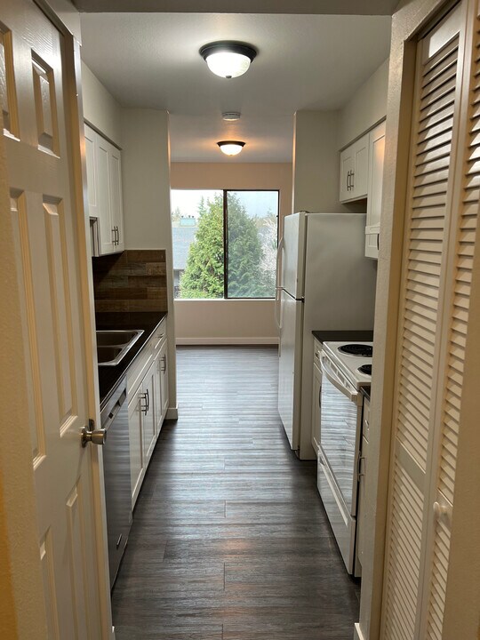 12611 NE 145th Pl in Kirkland, WA - Building Photo