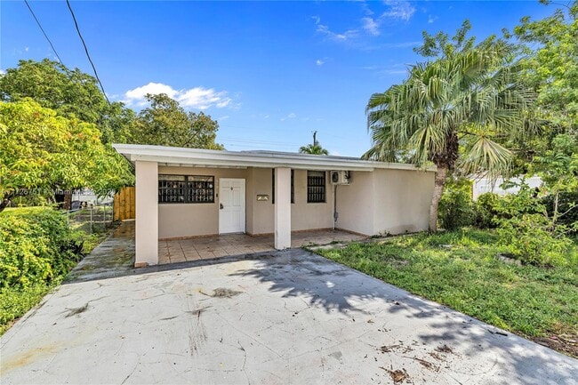 319 NE 171 St in North Miami Beach, FL - Building Photo - Building Photo