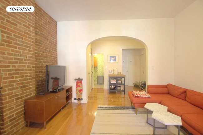 309 W 72nd St in New York, NY - Building Photo - Building Photo