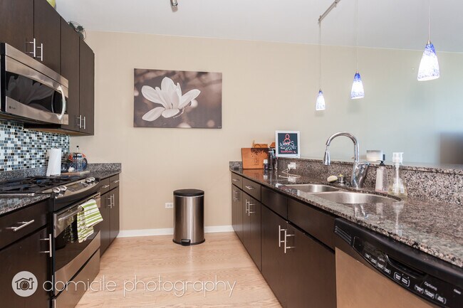 757 N Orleans St, Unit 1205 in Chicago, IL - Building Photo - Building Photo