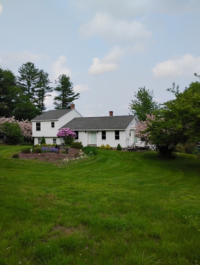 8 Wolfe Ln in Amherst, NH - Building Photo - Building Photo