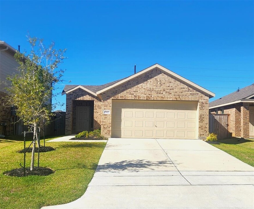 7327 Gorrion Dr in Katy, TX - Foto de edificio